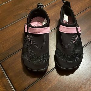 Size 5 Body Glove swim shoes